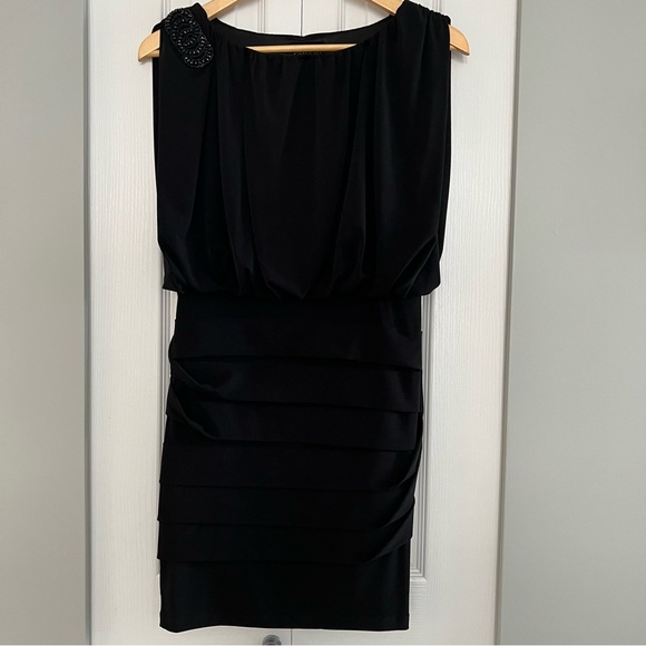 Little black dress with shoulder detail, size 6 - Picture 4 of 10